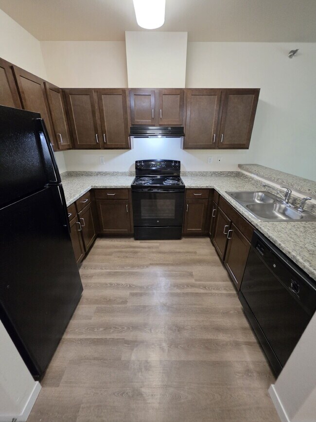 Foto del edificio - 2 Bedroom | 1 Bathroom 2nd Floor Apartment Available RIGHT NOW!