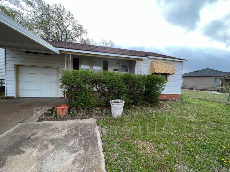 Primary Photo - 302 E Mid-America Blvd