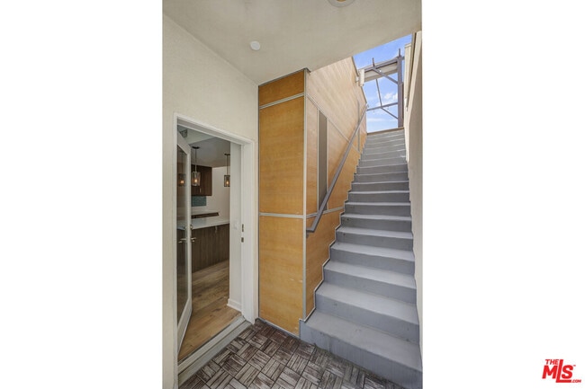 Building Photo - 1045 Manzanita St