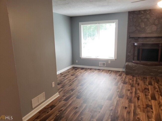 Building Photo - 7352 Aubrey Dr