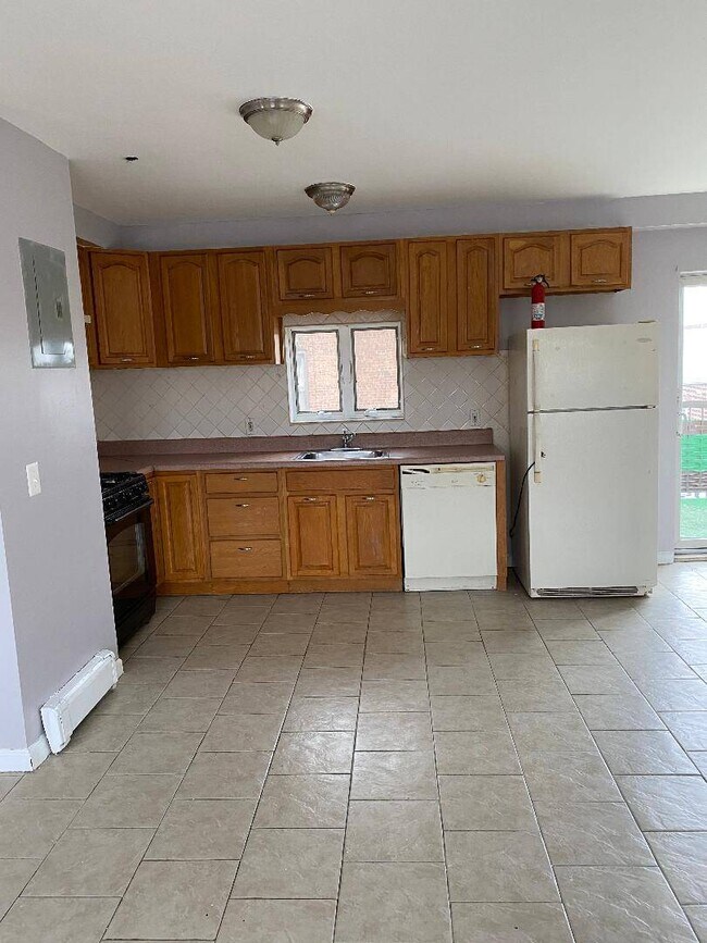 Building Photo - 2027 Bath Ave