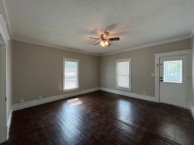 Foto del edificio - 2 Bed 1 Bath House - Walking Distance to D...