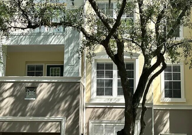 Foto del edificio - 729 Celebration Ave