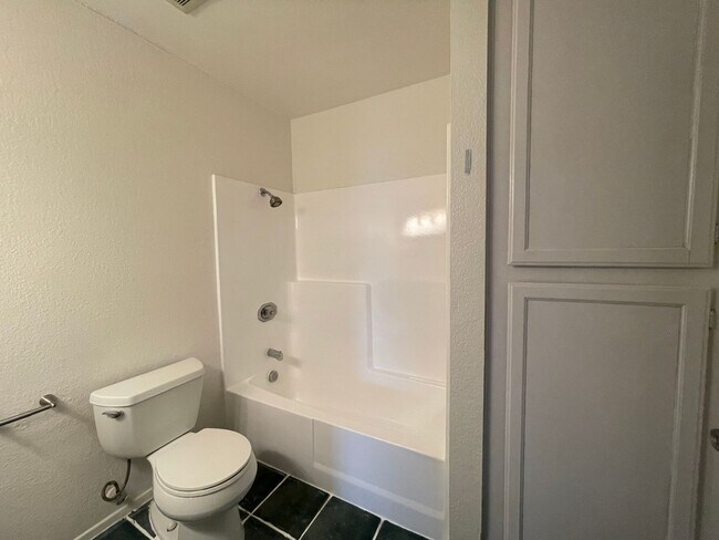 Building Photo - 1 Bedroom 1 Bathroom Condo. Minutes from D...