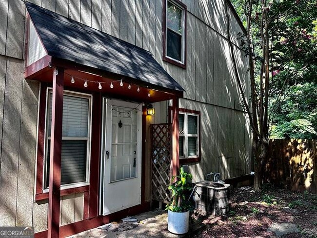 Building Photo - 1060 Falling Water Dr