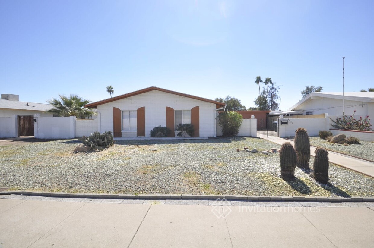 Primary Photo - 2401 W Shaw Butte Dr
