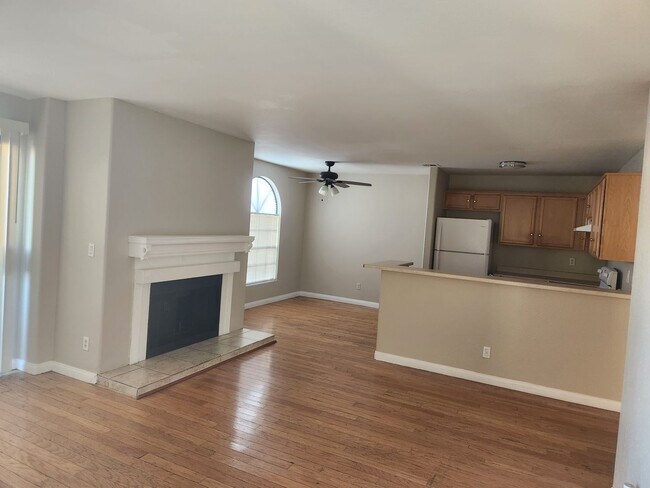 Building Photo - 3 BED / 2 BATH CONDO!!