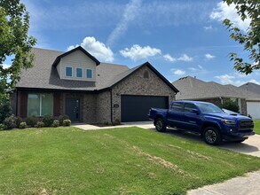 Building Photo - 4401 SW Layton Rd