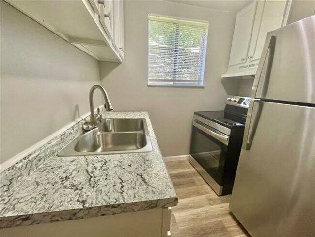 Building Photo - Beautifully remodeled, 1-bedroom apartment