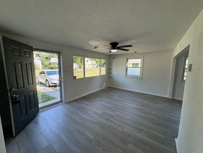 Foto del edificio - 2 bed, 1 bath Home in Elkhart IN   ACCEPTING SECTION 8