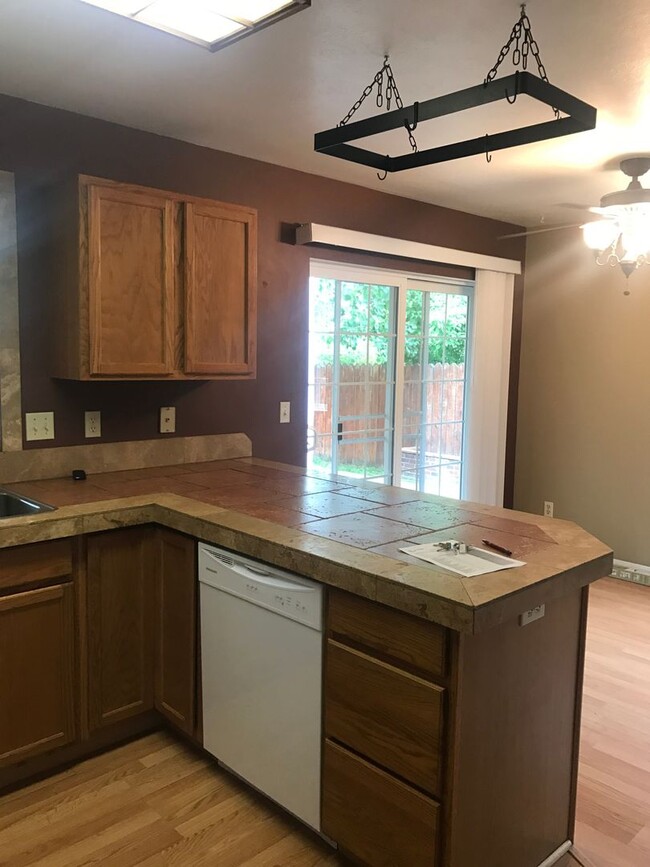 Building Photo - Conveniently located Townhome