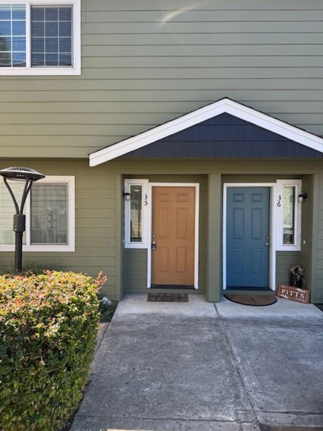 Foto del edificio - TOWNHOMES OF OAK COURT!!  REMODELED 2 BEDROOM