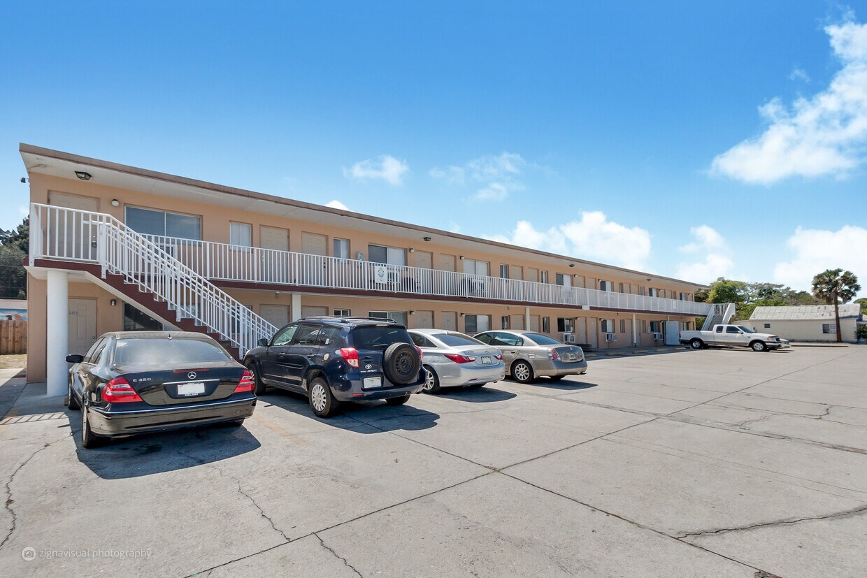 Foto principal - Pinehurst Apartments