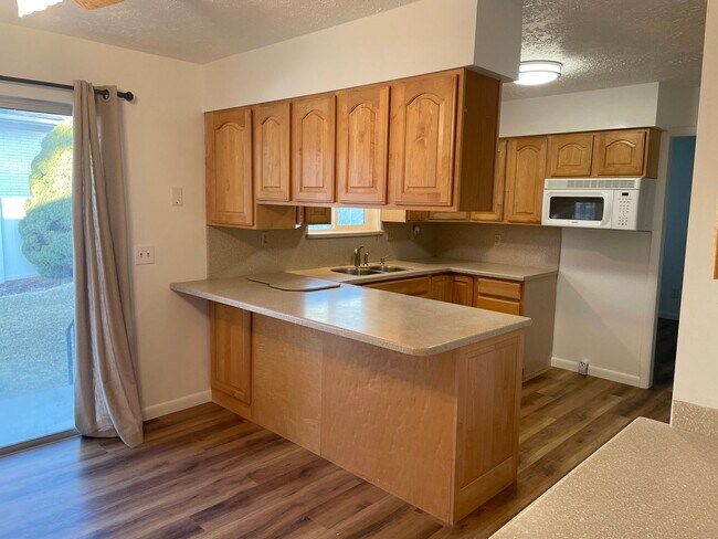 Foto del edificio - Spacious 5-Bedroom Home Near Little Cotton...