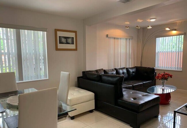 Foto del edificio - 372 NE 162nd St