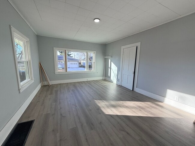 Building Photo - 3 Bedroom 1 bathroom for rent!