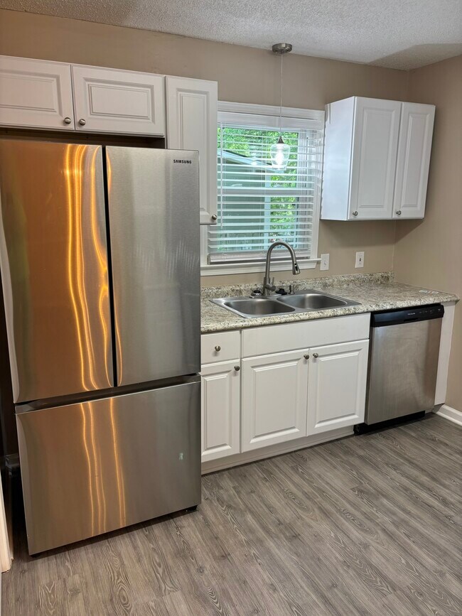 Foto del edificio - 548 Kenton Dr