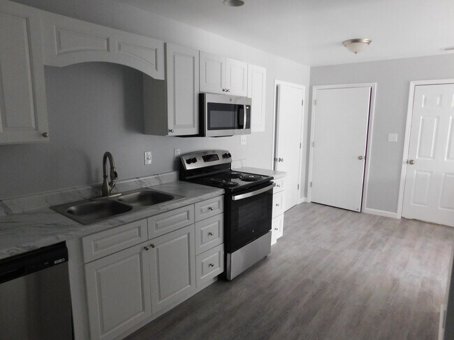 Building Photo - 8229 Ashbrook Dr
