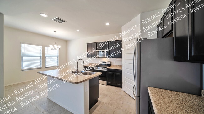 Building Photo - Spacious floorplan & great location!