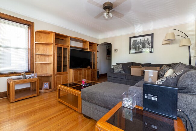 Foto del edificio - 5325 W Cornelia Ave
