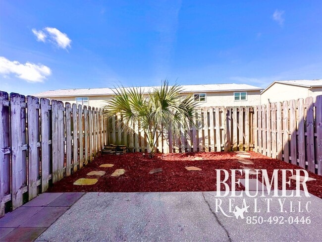 Building Photo - Townhome located minutes from beaches and NAS