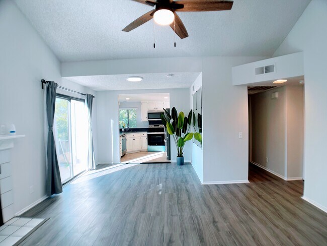 Foto del edificio - 22725 Lakeway Dr