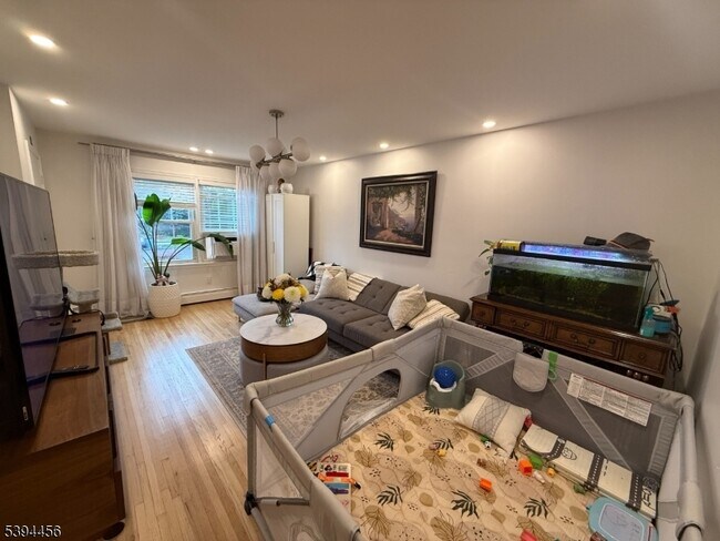 Building Photo - 18 Aubrey St