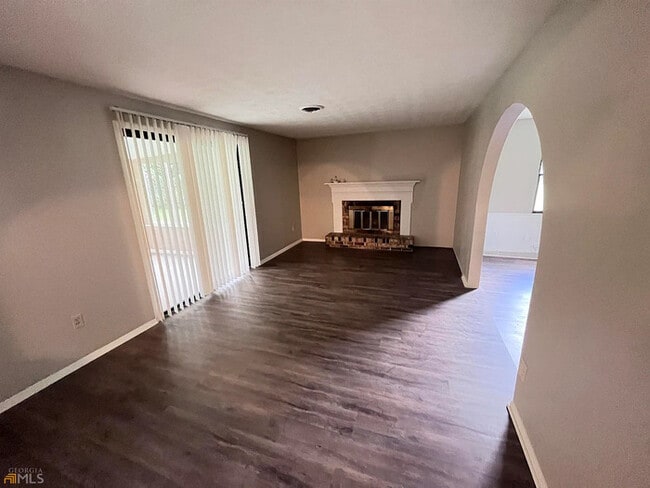 Building Photo - Newly Renovated Single-family Home