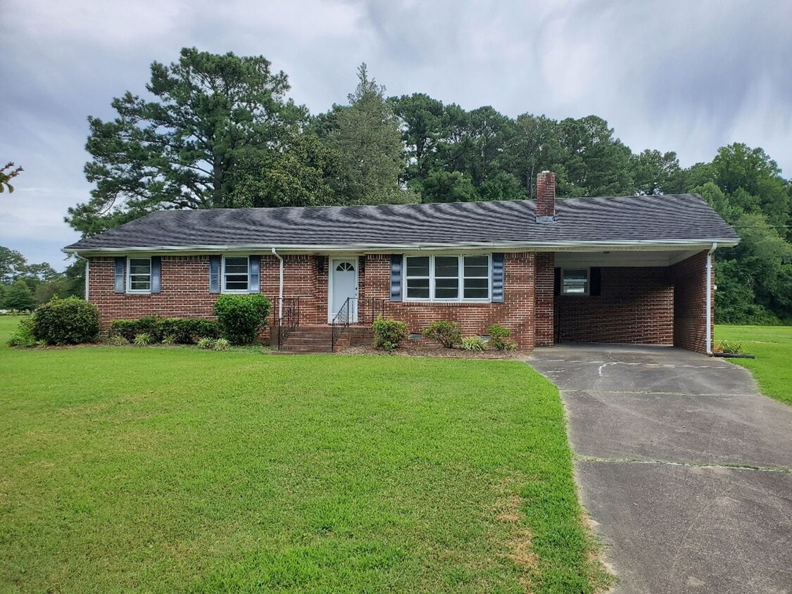 Foto principal - Well Maintained Brick Home