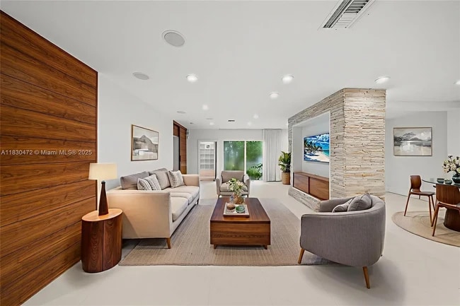 Foto del edificio - 6001 N Bay Rd