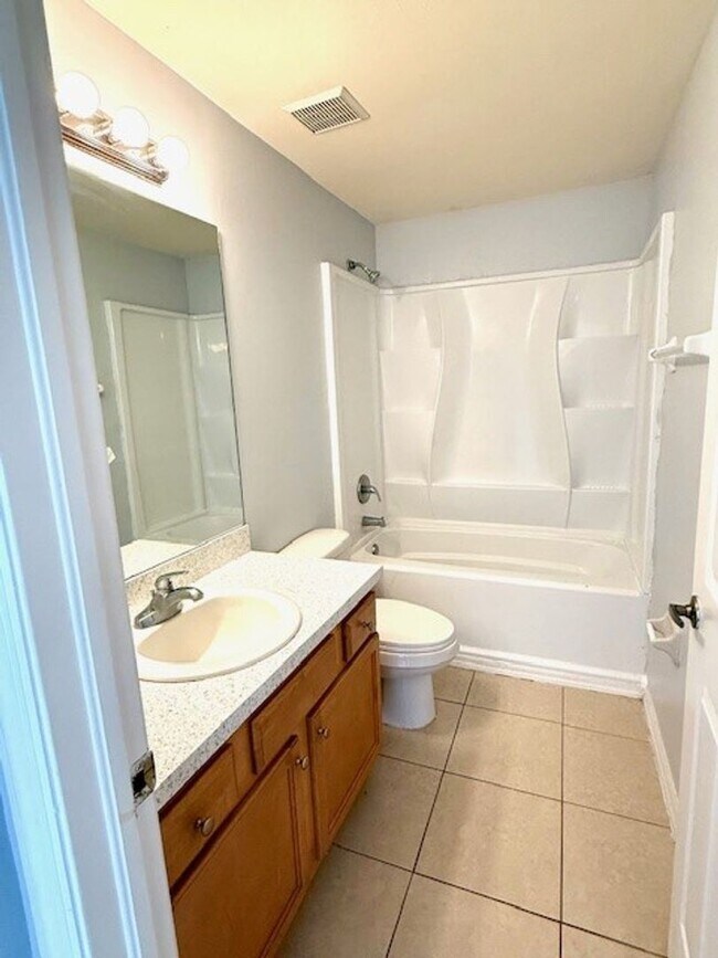 Foto del edificio - AVAILABLE NOW!! CALL TO SCHEDULE SHOWING!!