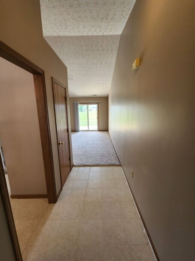 Foto del edificio - 2399 Hopkins Dr