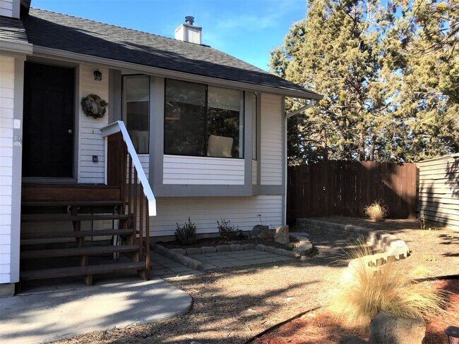Foto del edificio - ***$1,000 Off First Month's Rent*** Charming Split Level in NE Bend - HUGE Yard!