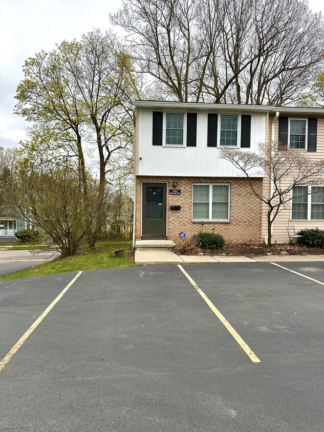 End Unit w/ 2 dedicated parking spaces - 1082H Mount Hope Ave