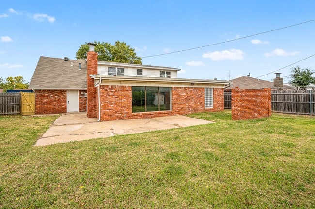 Building Photo - 2116 SW 70th St