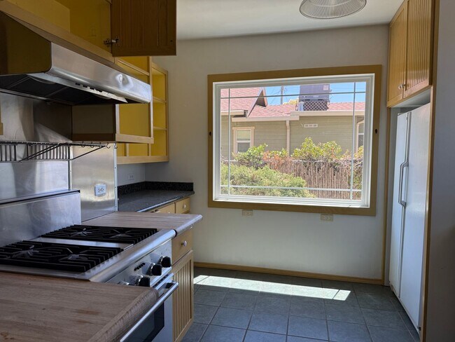 Foto del edificio - AMAZING APARTMENT DOWNTOWN LIVERMORE...COMPLETELY REMODELED WITH EVERY AMENITY