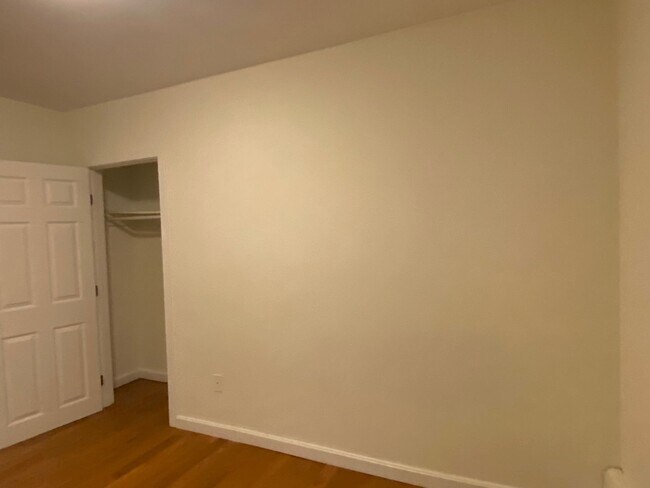 Building Photo - Nicely renovated 3 bed 2 bath unit in a pr...