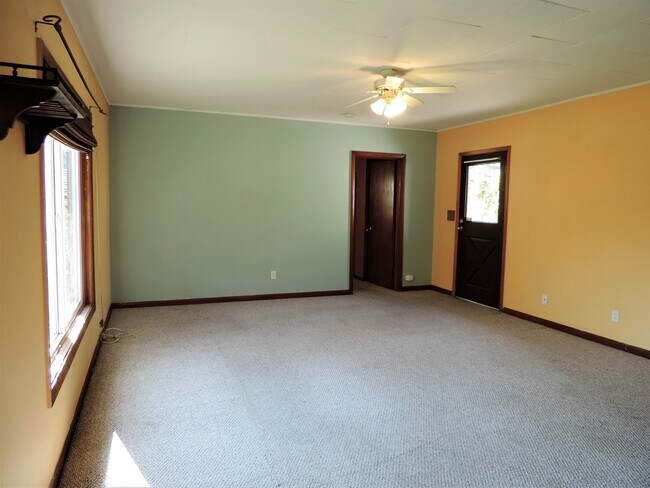 Building Photo - 2BR Home for Rent in Bingen