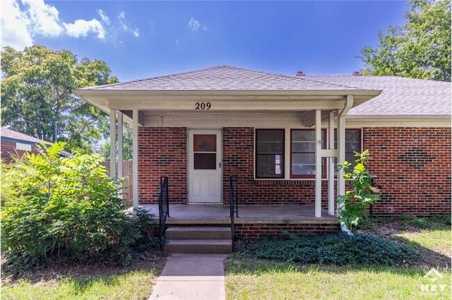 Building Photo - 209 S Custer Ave