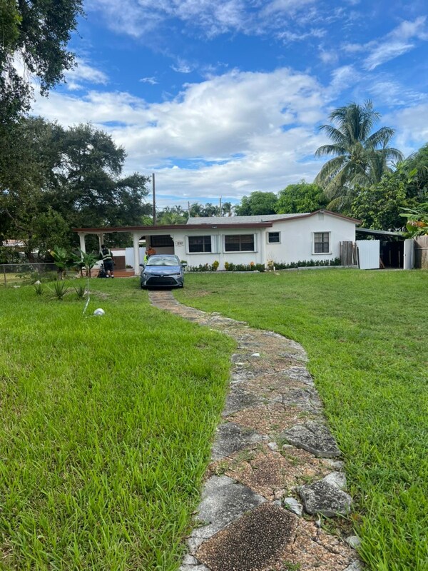 Foto principal - 1285 NE 143rd St