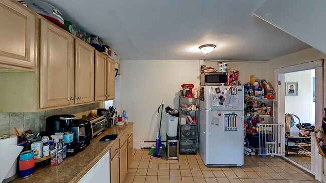 Building Photo - 3-bed on top floor in Lower Allston w/2-pa...