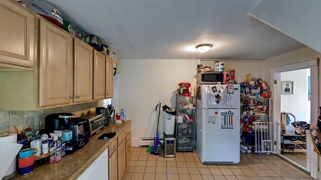 Foto del edificio - 3-bed on top floor in Lower Allston w/2-pa...