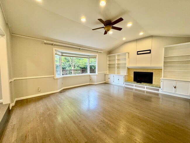Foto del edificio - Renovated Woodinville home sitting in park like setting.