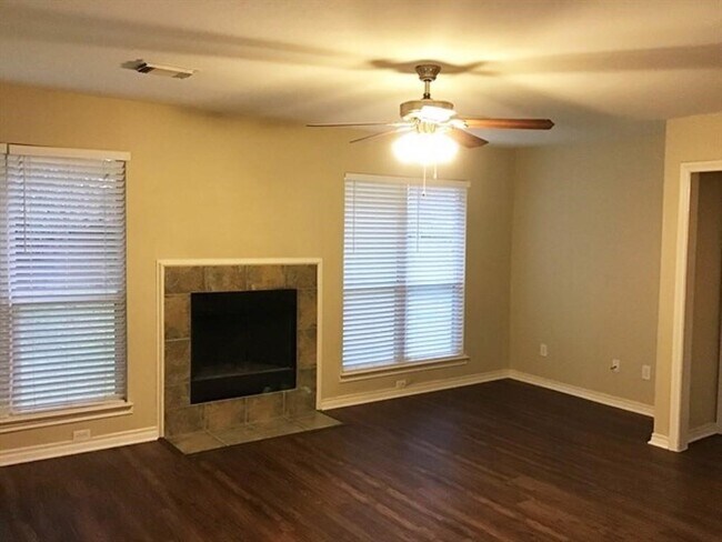 Foto del edificio - 2218 Shady Pine Dr