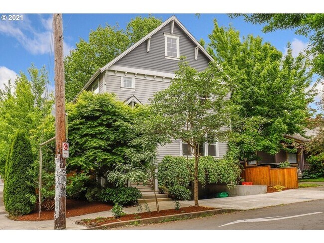 Foto del edificio - Gorgeous Craftsman-Style 4 Bedroom Home Lo...