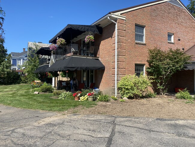 Building Photo - 525 Lakeview Ave