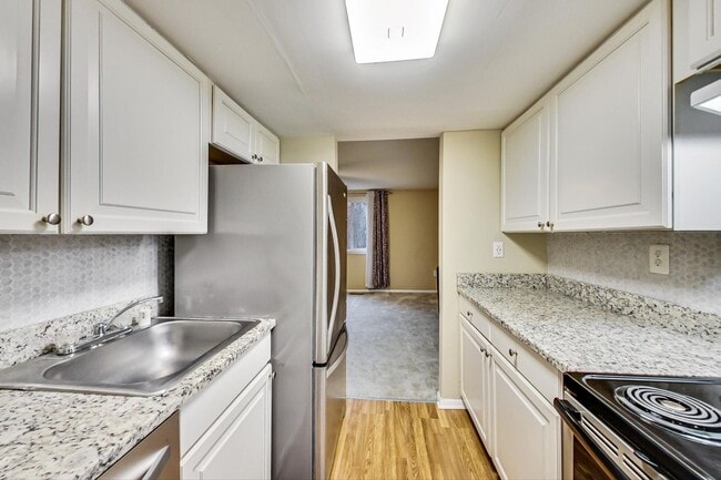Building Photo - COMING SOON - Updated 3+2.5 End Unit w/ 2 PARKING SPACES