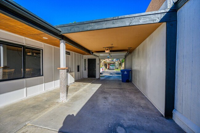 Building Photo - Newly Renovated!