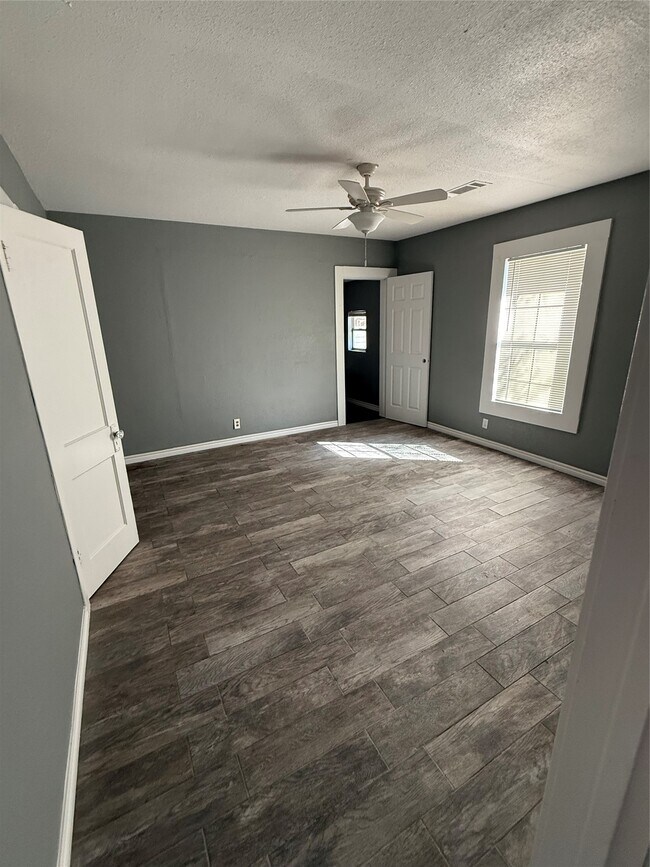 Building Photo - 1300 N 8th St