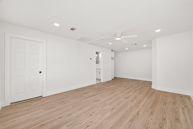 Foto del edificio - 6615 W Montgomery Rd